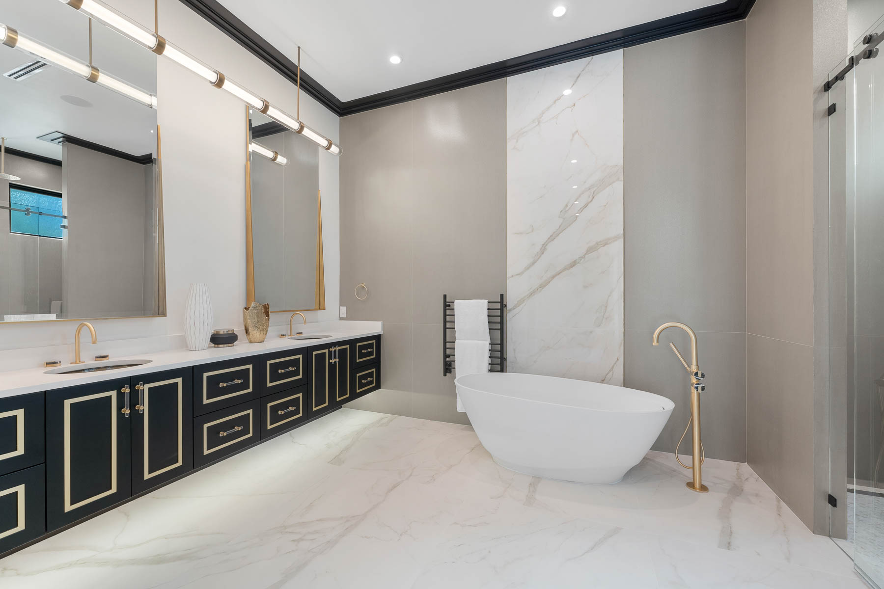 I Naturali Calacatta Oro on the bathroom floor and feature wall.