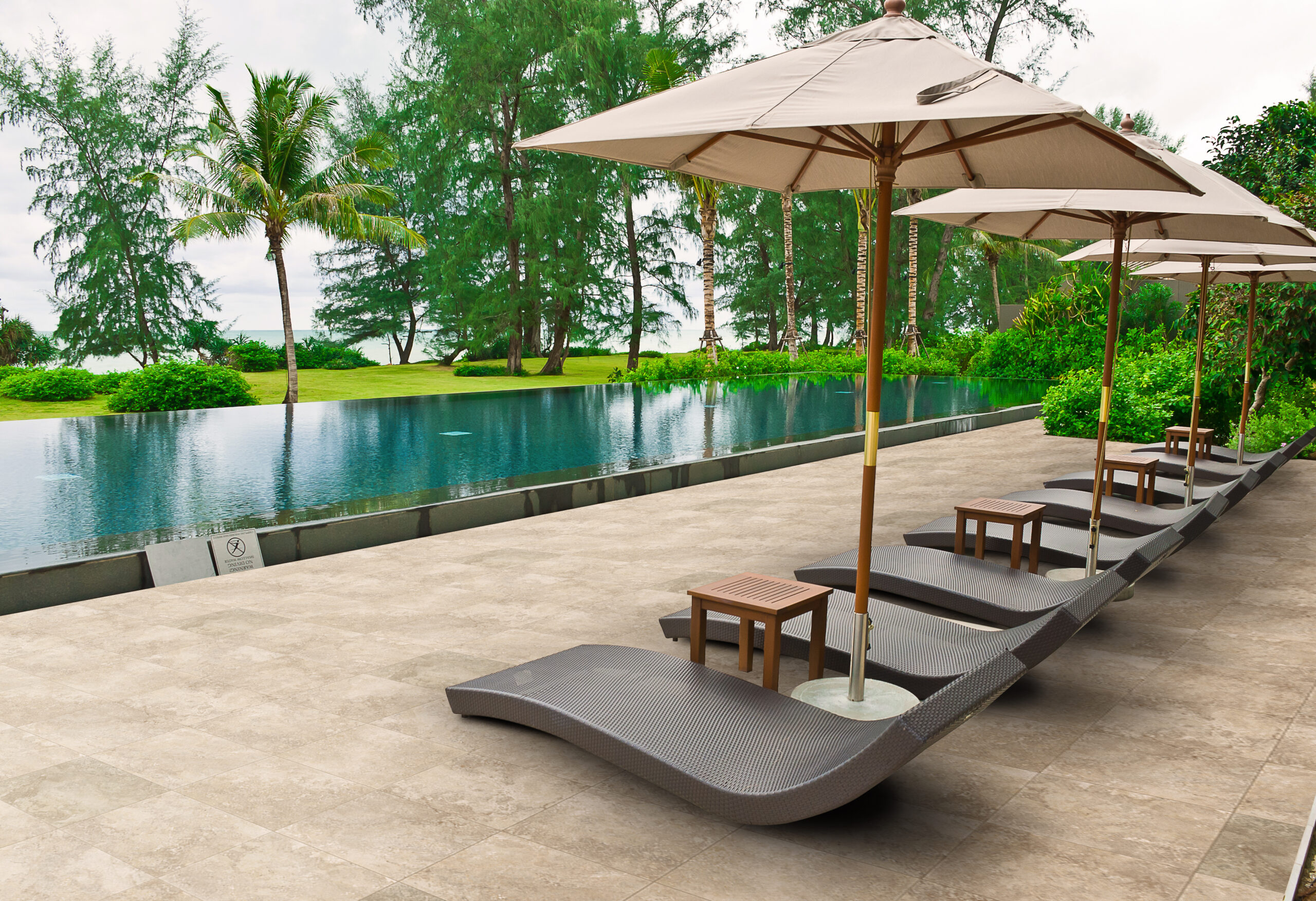 Beach,Chairs,And,Umbrella,Side,Swimming,Pool