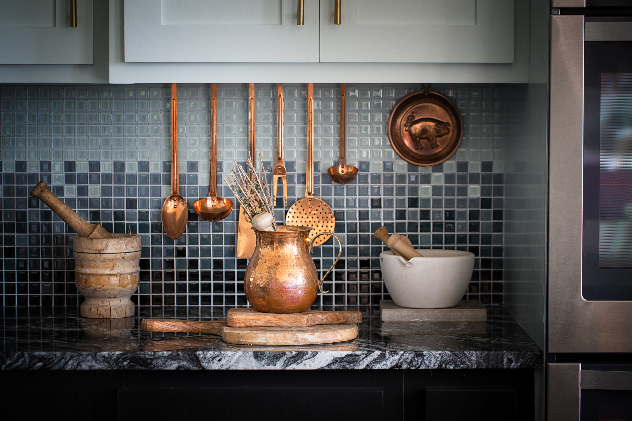 farmhouse kitchen with ombre effect glass Blox mosaics on backsplash